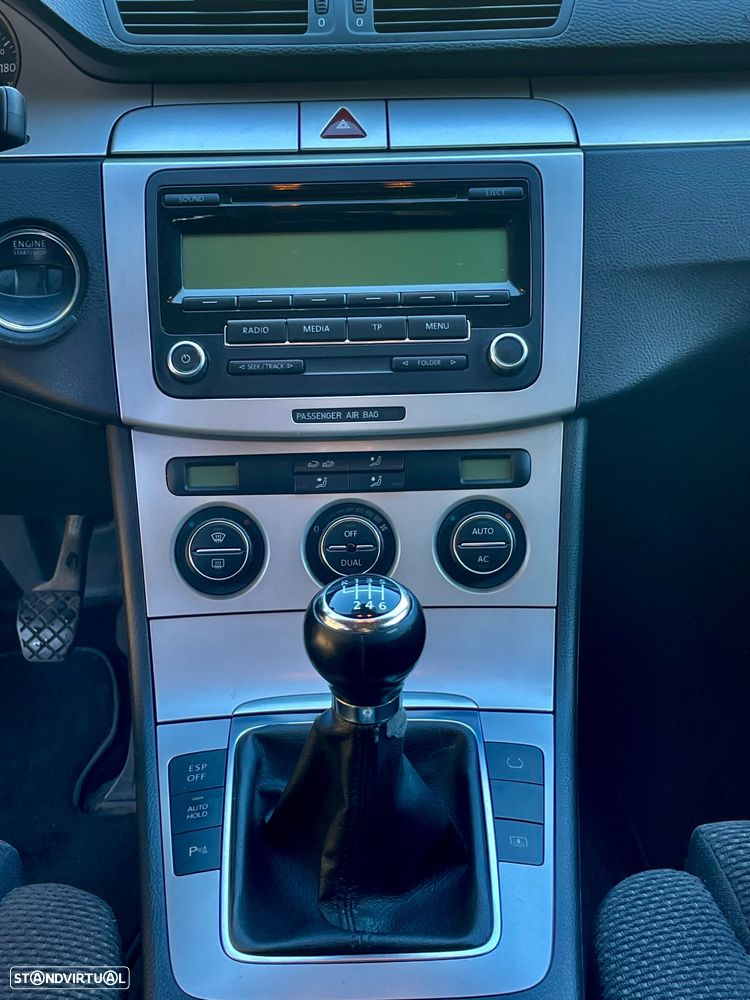 VW Passat 2.0 TDI Confortline - 9