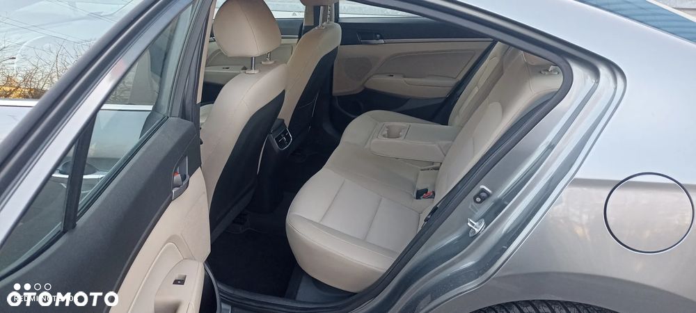 Hyundai Elantra 1.6 CRDi Comfort - 23