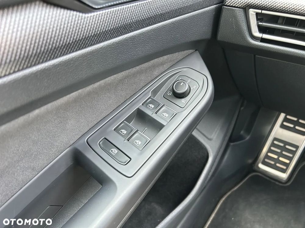 Volkswagen Golf 1.5 eTSI mHEV R-Line DSG - 20