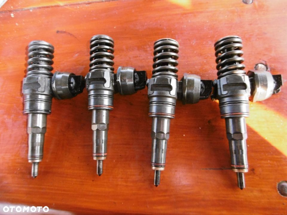 Wtrysk pompowtryskiwacz Audi Passat Touron 038130073AG - 1