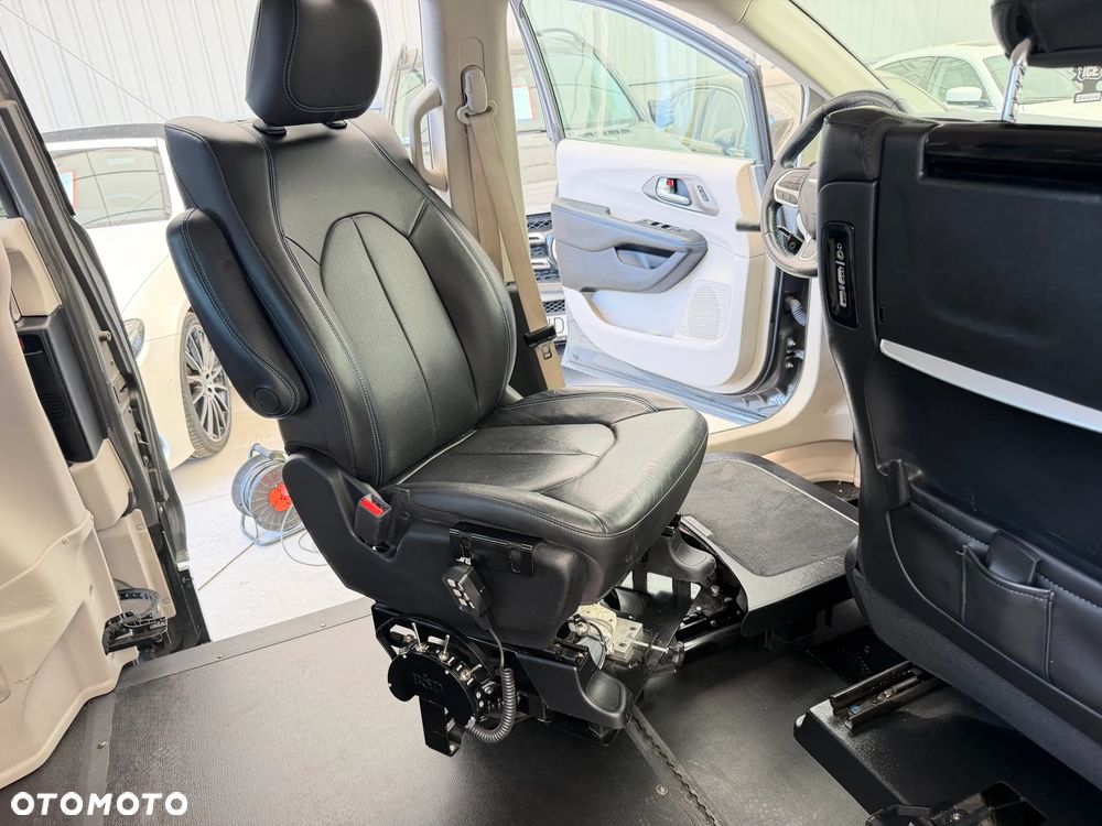 Chrysler Pacifica - 9