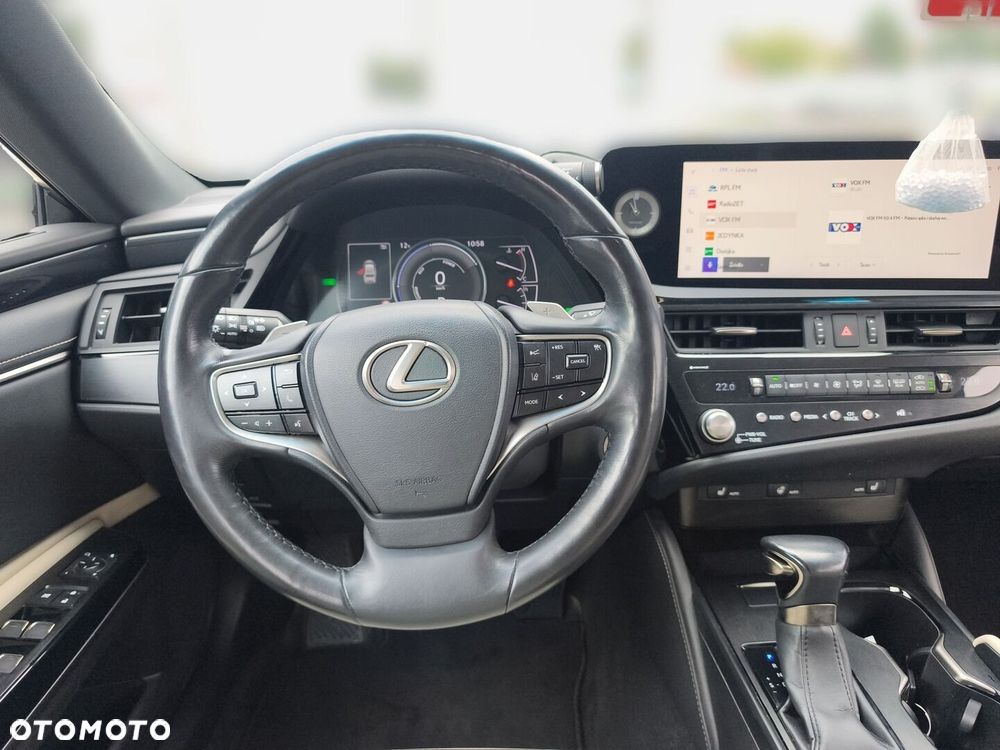 Lexus ES 300h F Sport Design - 16