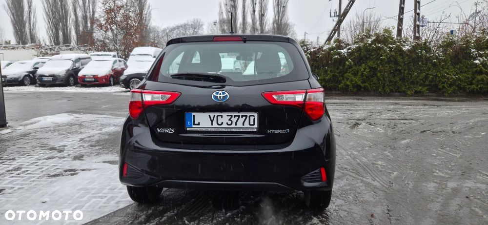 Toyota Yaris Hybrid 100 Terra - 11