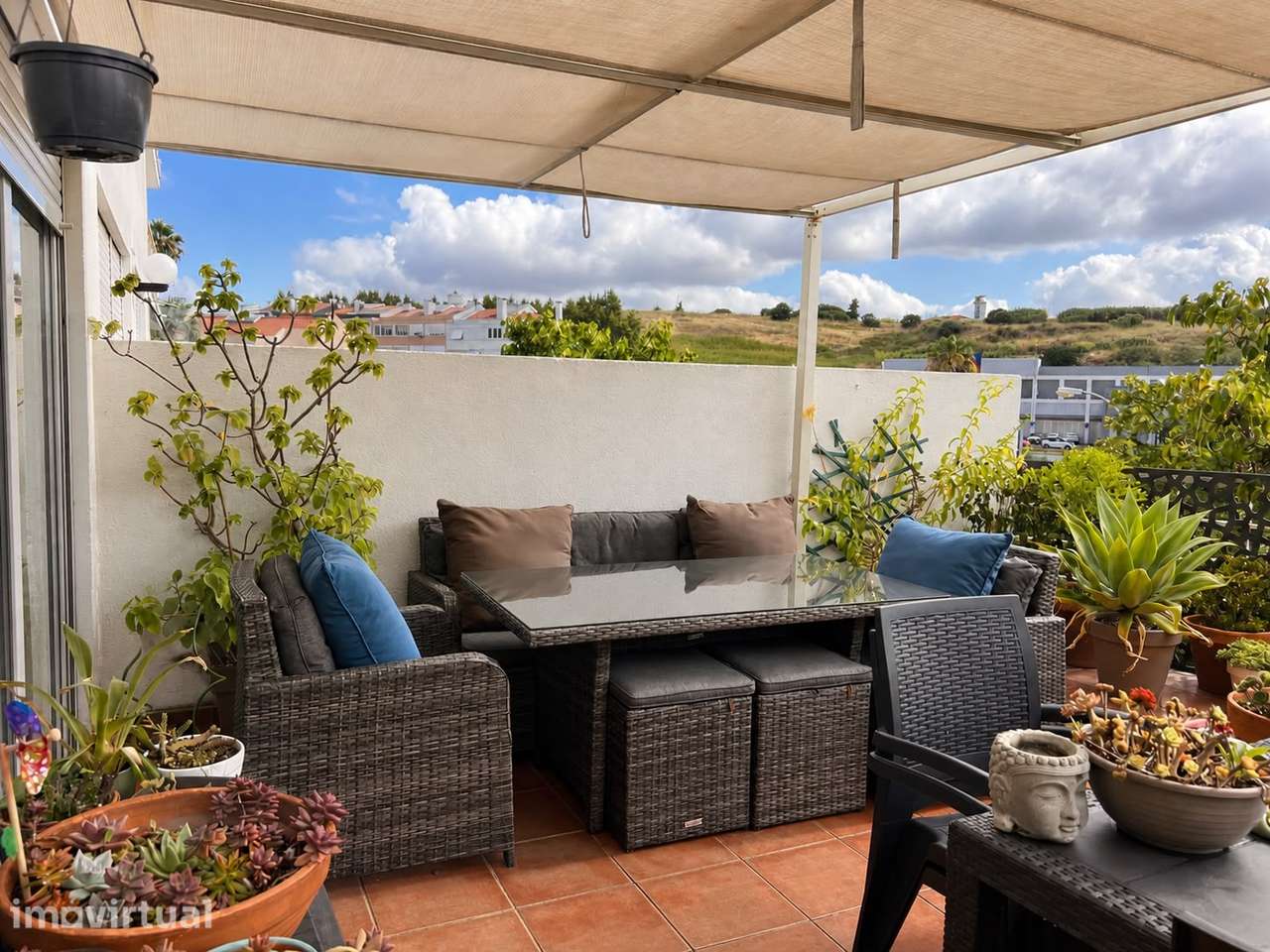 Excelente Apartamento T2 Remodelado com Terraço Privativo e Garagem - Grande imagem: 2/26