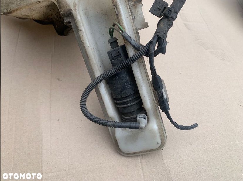 Zbiorniczek płynu spryskiwaczy pompka volkswagen passat b6 - 3