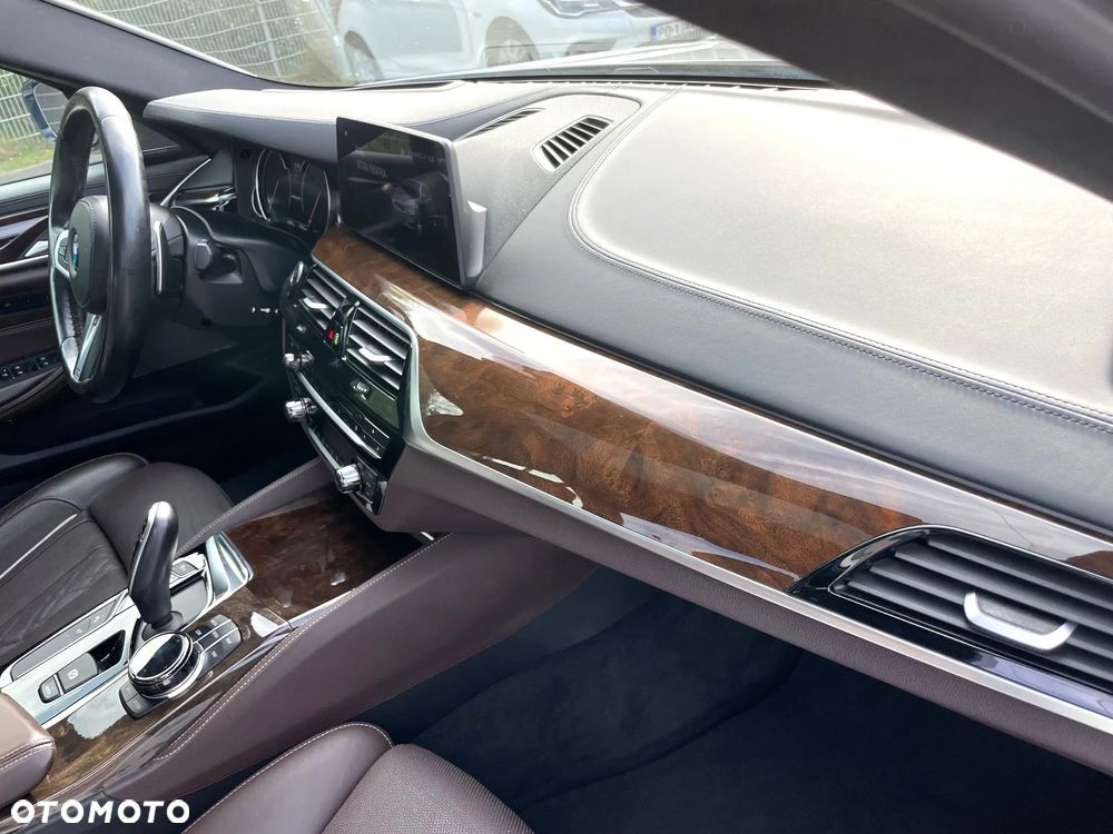 BMW Seria 5 M550i xDrive - 21