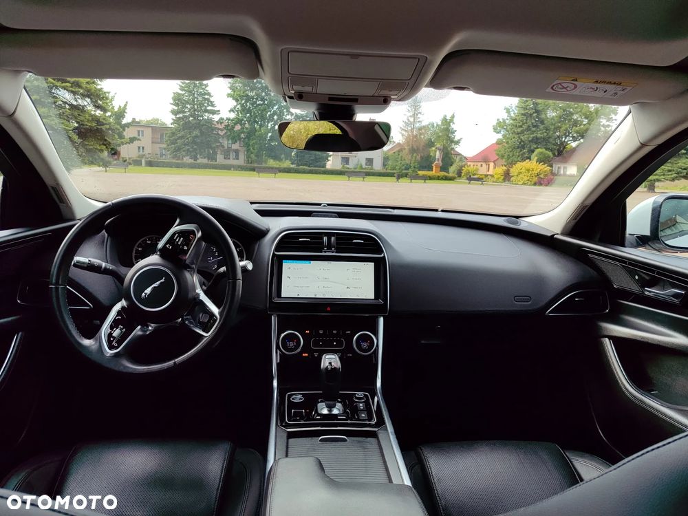 Jaguar XE 2.0 T AWD Prestige - 3