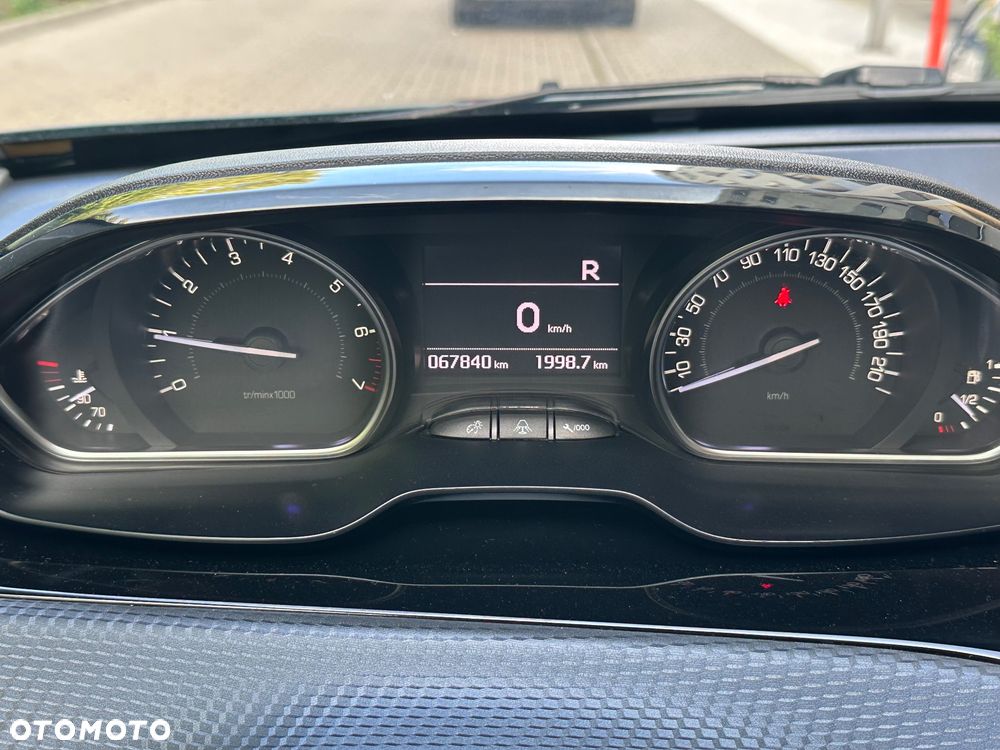 Peugeot 2008 1.2 Pure Tech Allure S&S EAT6 - 23