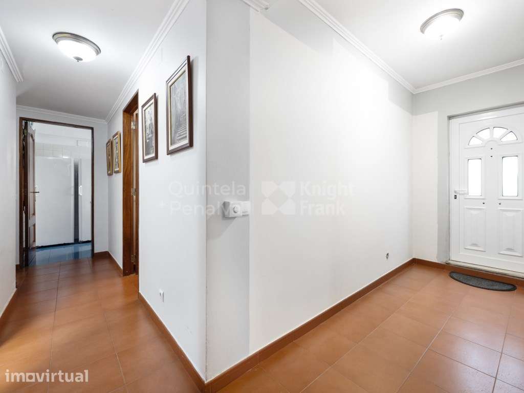 Apartamento T3 com pátio e estacionamento no Estoril - Grande imagem: 2/33