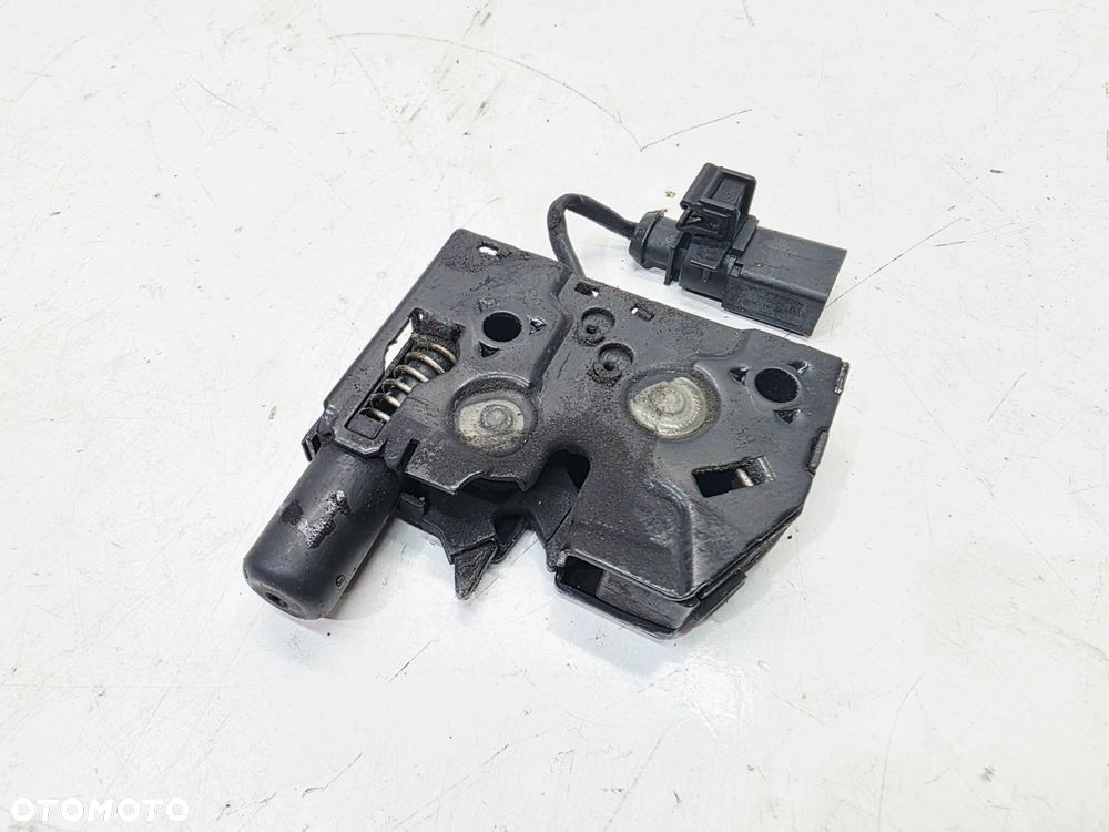 ZAMEK MASKI RYGIEL Z PASA PRZEDNIEGO AUDI A3 8V 8V0823509 - 1