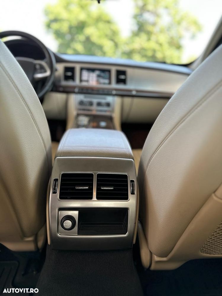 Jaguar XF 2.2D - 7