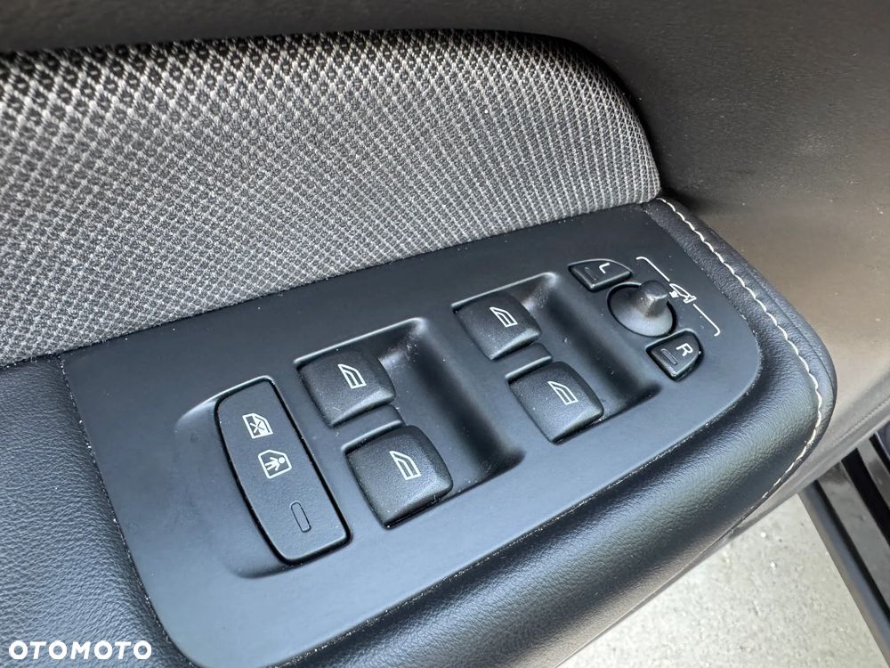 Volvo XC 60 B5 D AWD R-Design - 27