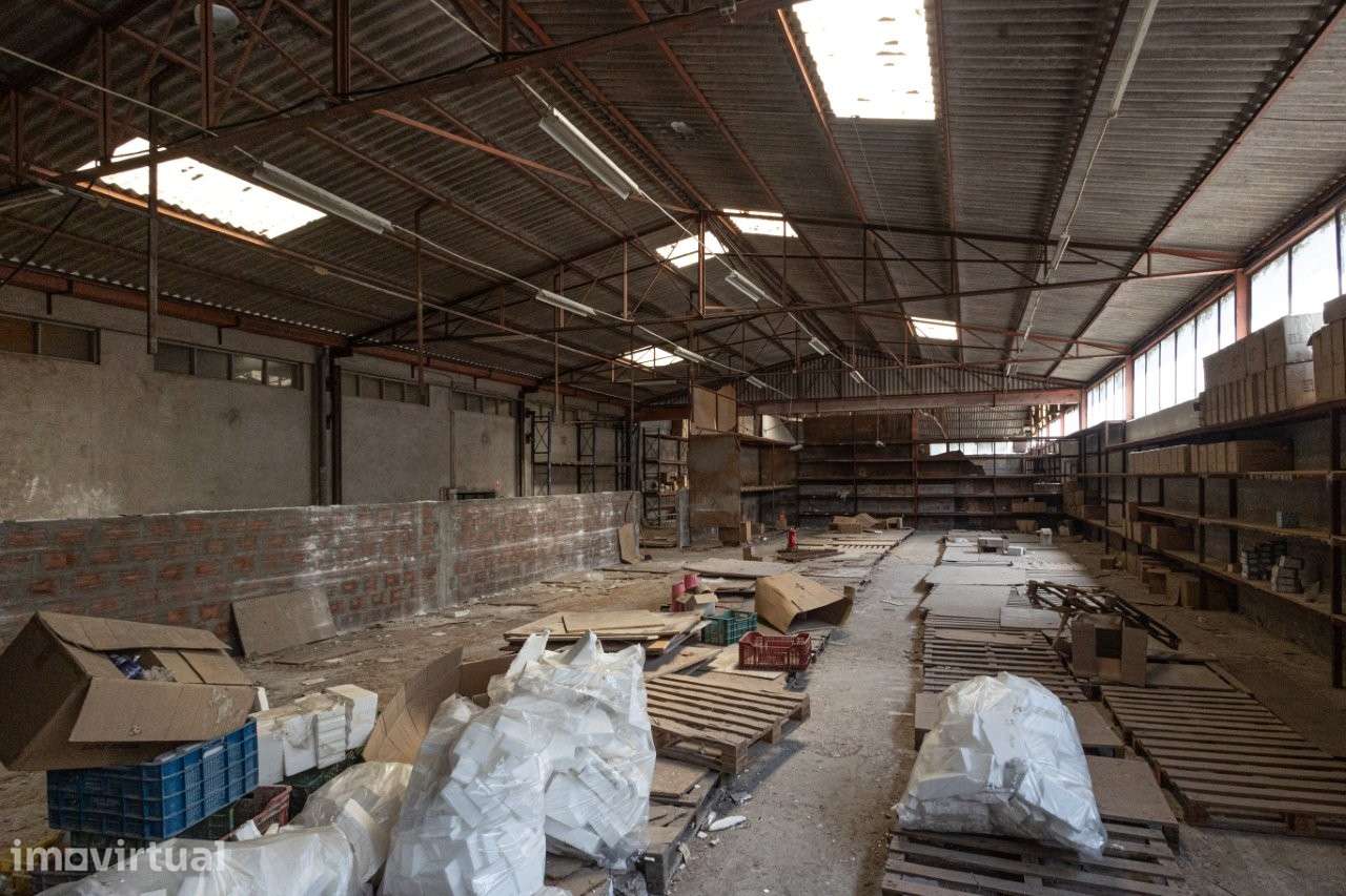 Armazéns com uma área de 5.270m2, em terreno com 14.000m2. - Grande imagem: 3/35