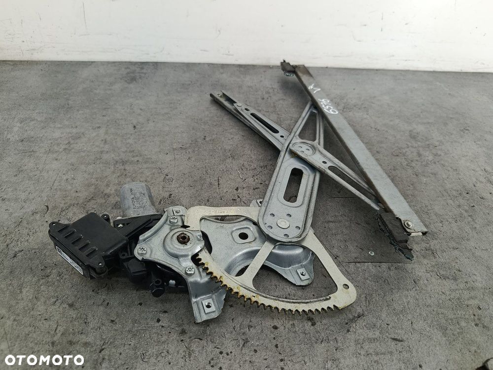 PODNOŚNIK SZYBY LEWY PRZÓD TOYOTA YARIS II 85720-00110-B  983722101 - 2