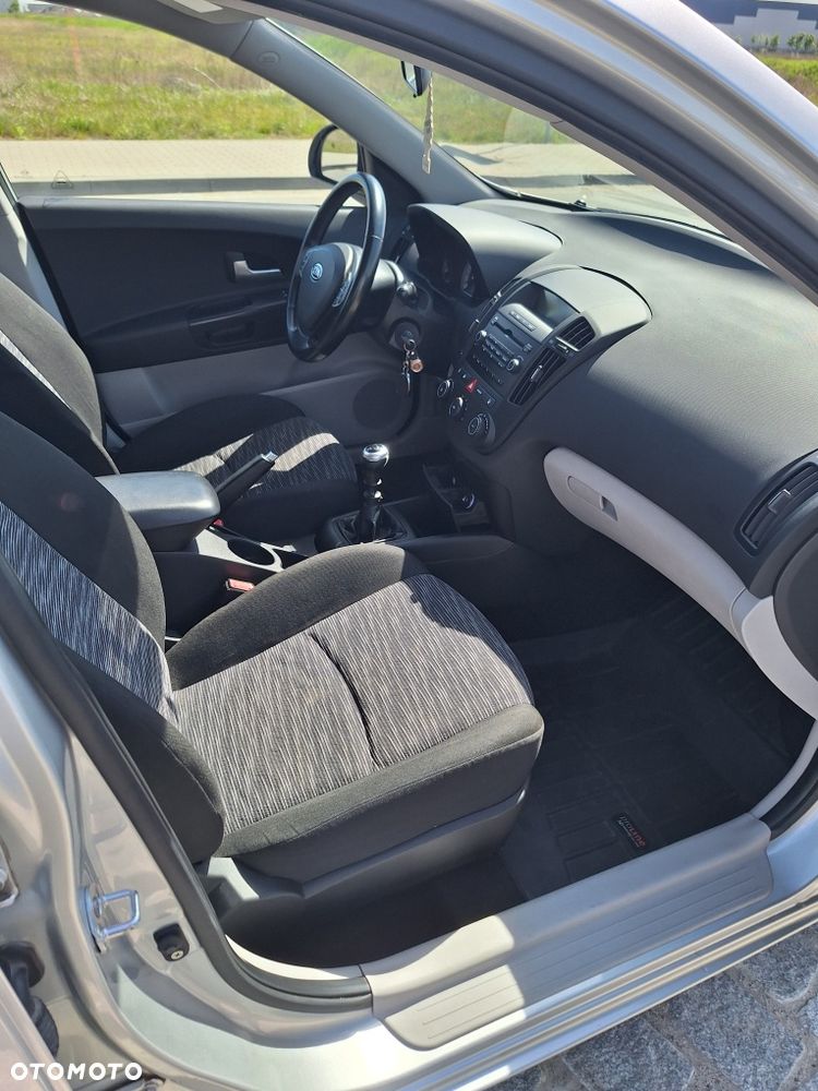 Kia Ceed - 8