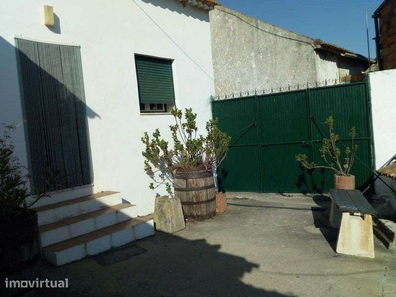 Arrenda-se T2 com Páteo - Grande imagem: 4/5
