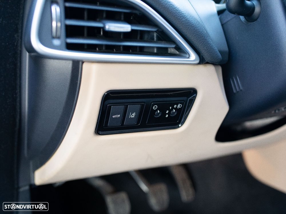 Jaguar XE 2.0 D Prestige - 24