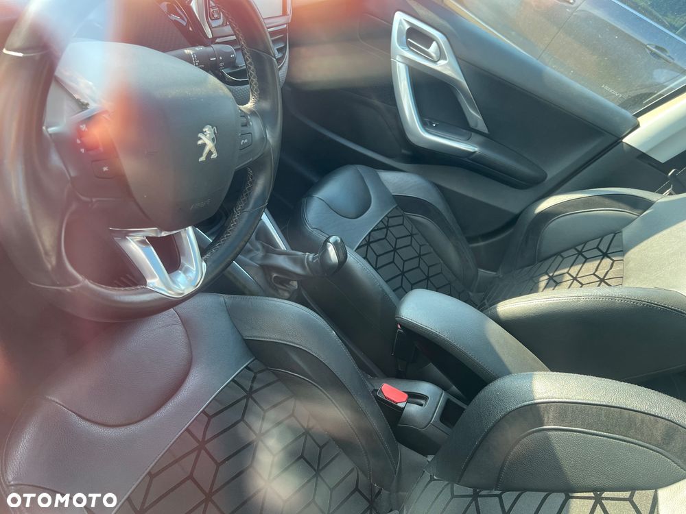 Peugeot 208 - 12