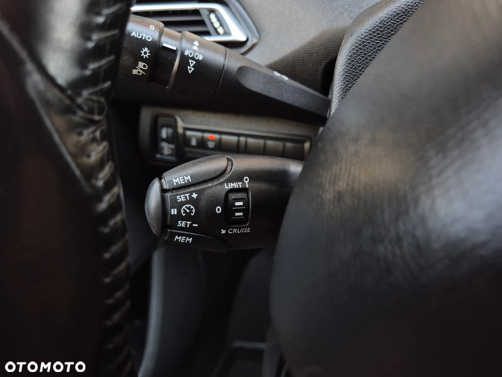 Peugeot 308 1.6 BlueHDi Allure S&S - 15