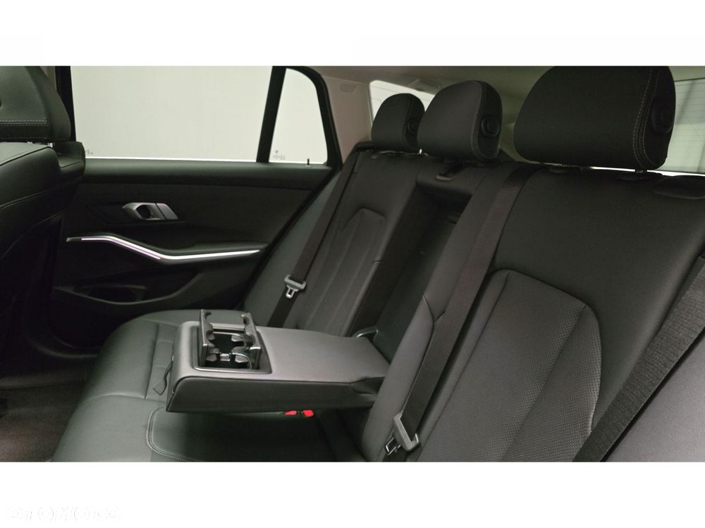 BMW Seria 3 320d xDrive mHEV - 23