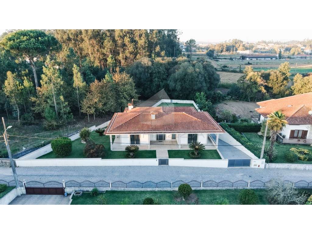MORADIA 4 FRENTES BARCELOS COM TERRENO DE 1320m2 - Grande imagem: 2/31