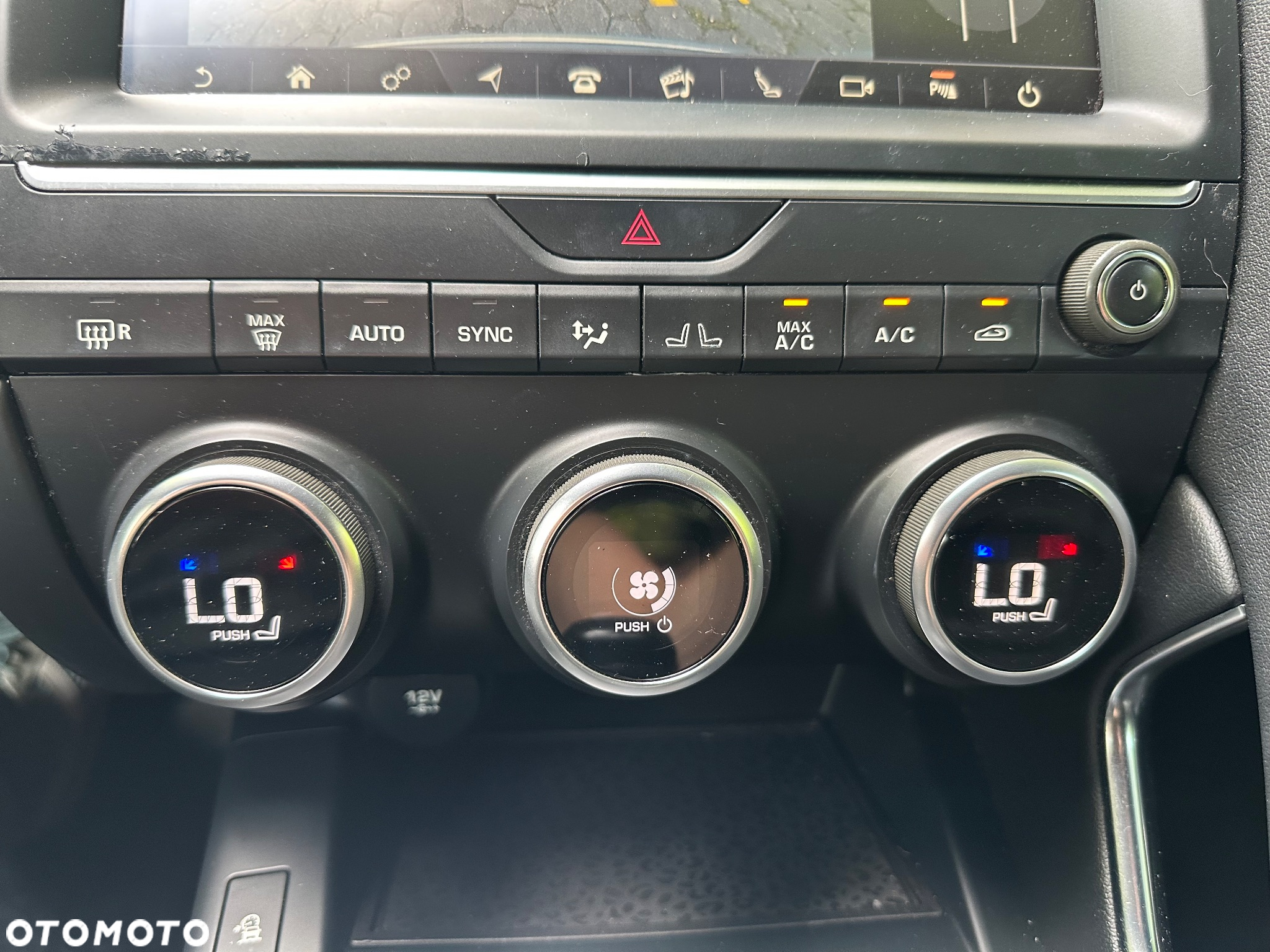 Jaguar E-Pace 2.0 i4D AWD R-Dynamic - 19