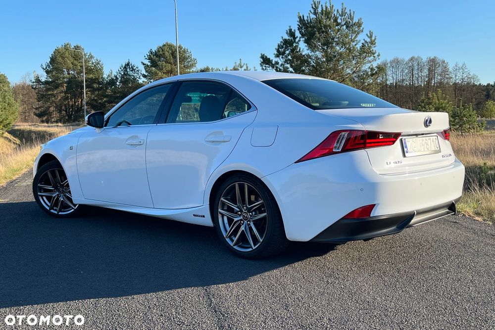Lexus IS 300h F Sport - 4
