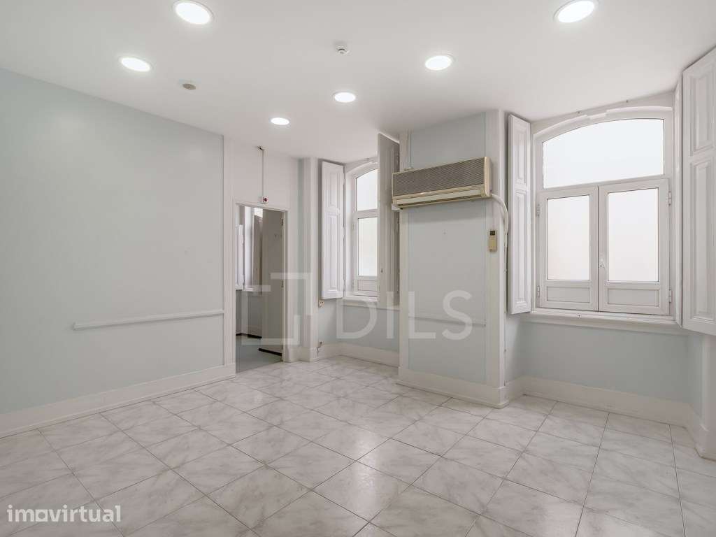 Apartamento T2+2 no centro de Lisboa, junto ao metro, para renovar - Grande imagem: 3/29