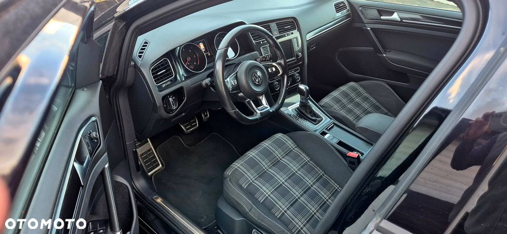 Volkswagen Golf - 28