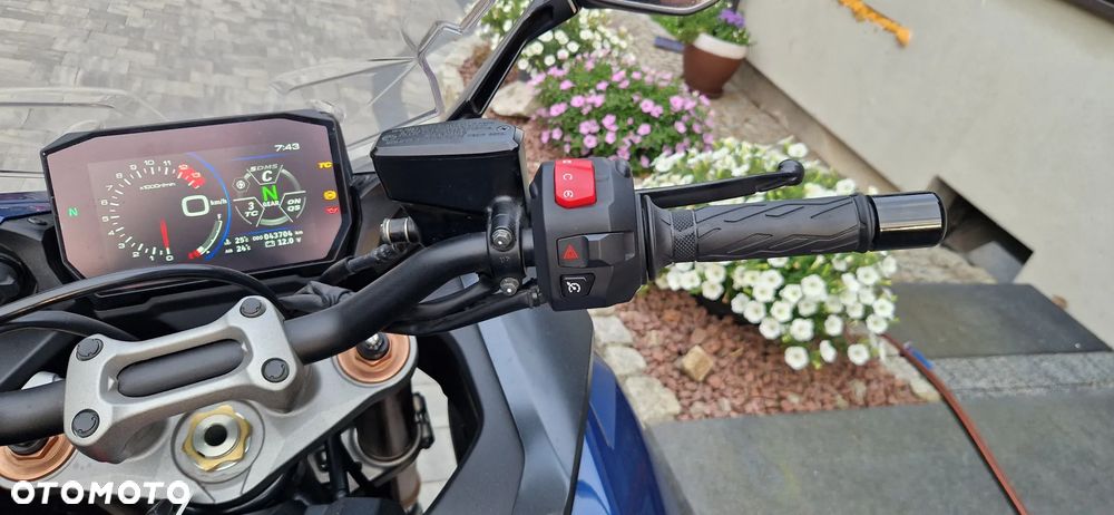 Suzuki GSX - 16