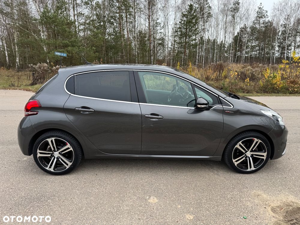 Peugeot 208 - 8