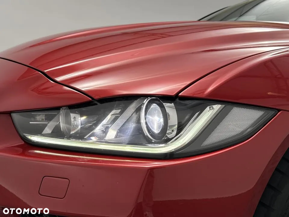 Jaguar XE 2.0 D AWD R-Sport - 25