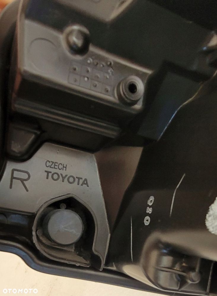 LAMPA PRAWA PRZEDNIA PRZÓD TOYOTA YARIS III LIFT ZWYKŁA 2017- - 12