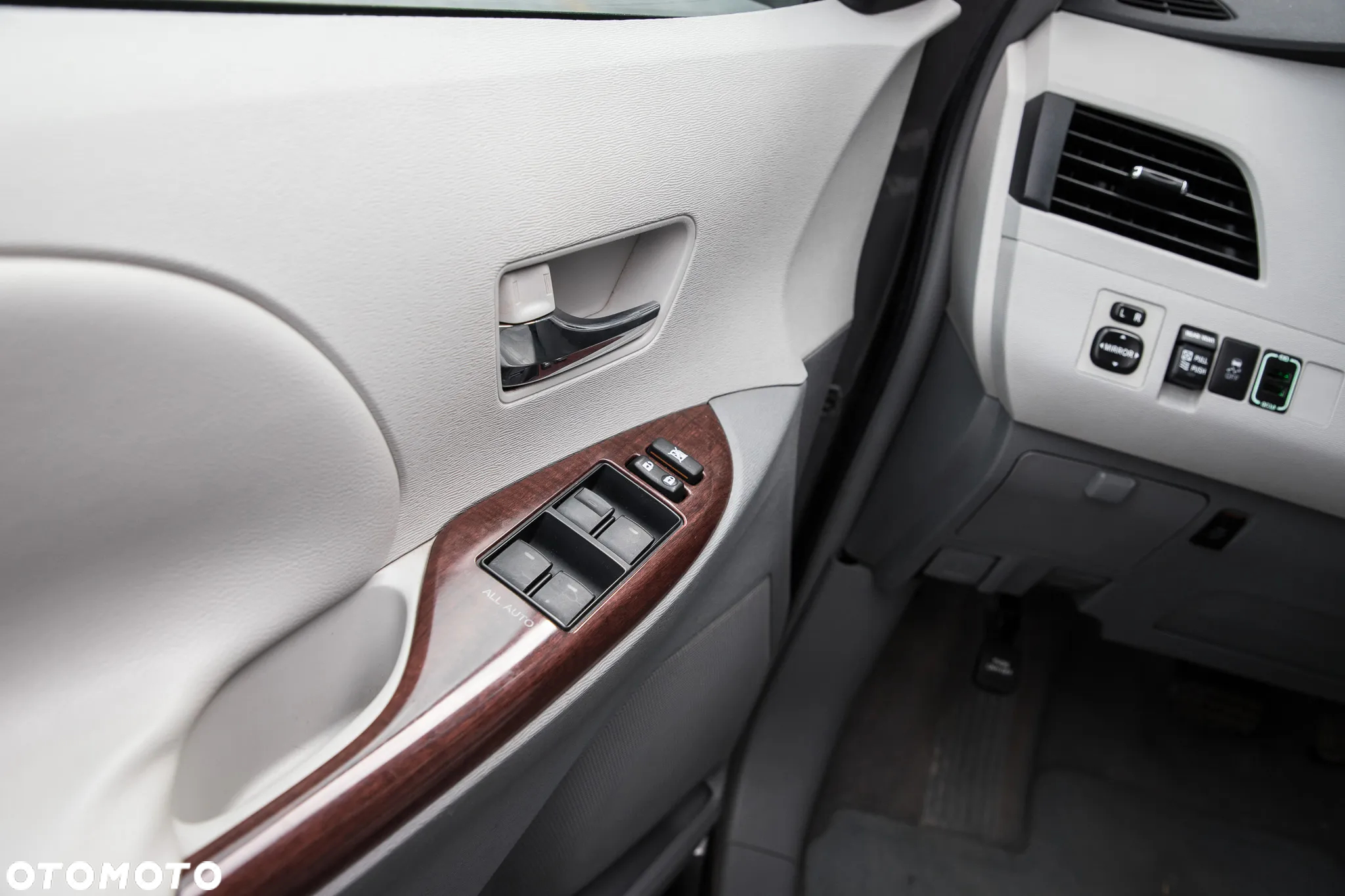 Toyota Sienna 3.5 V6 XLE AWD - 13
