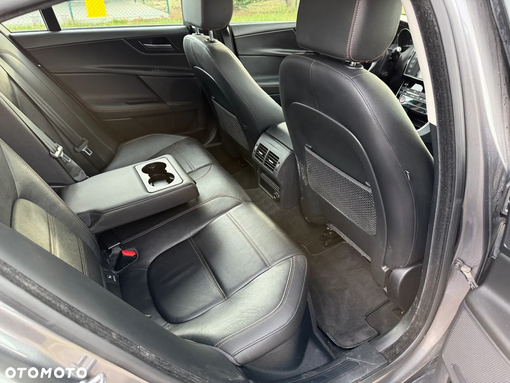 Jaguar XE - 11