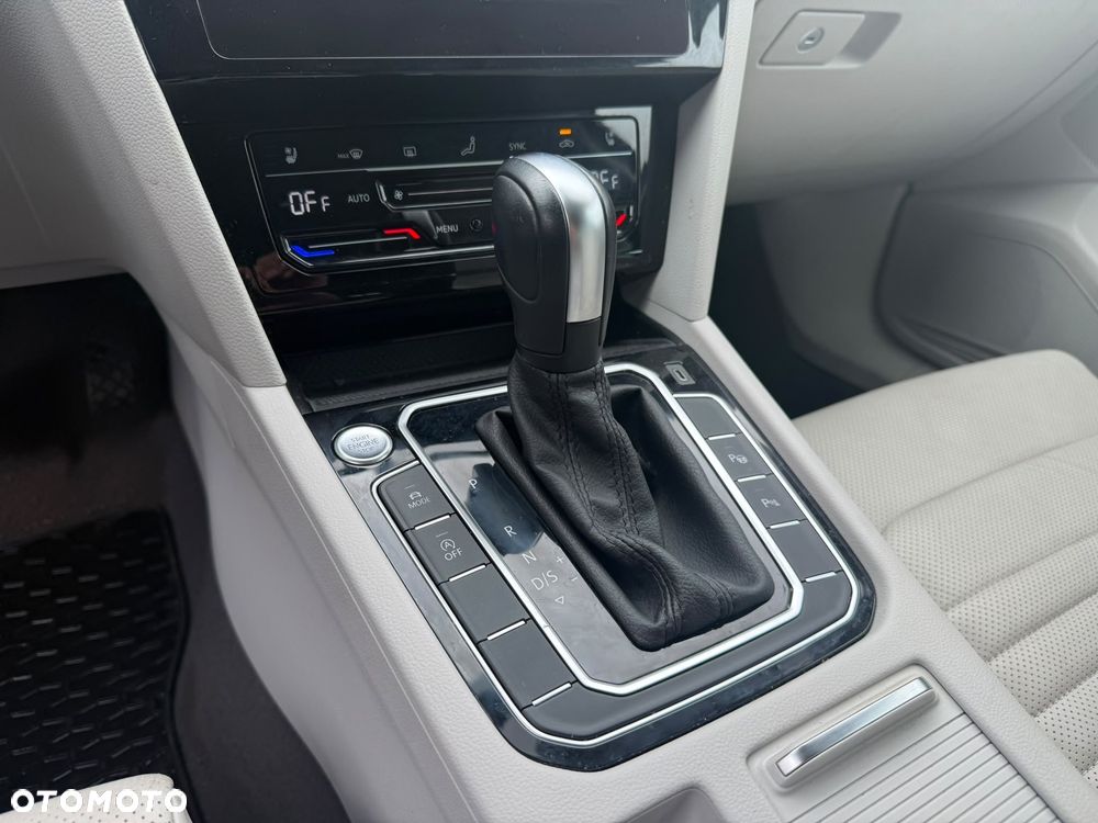 Volkswagen Passat 2.0 TDI Elegance DSG - 20
