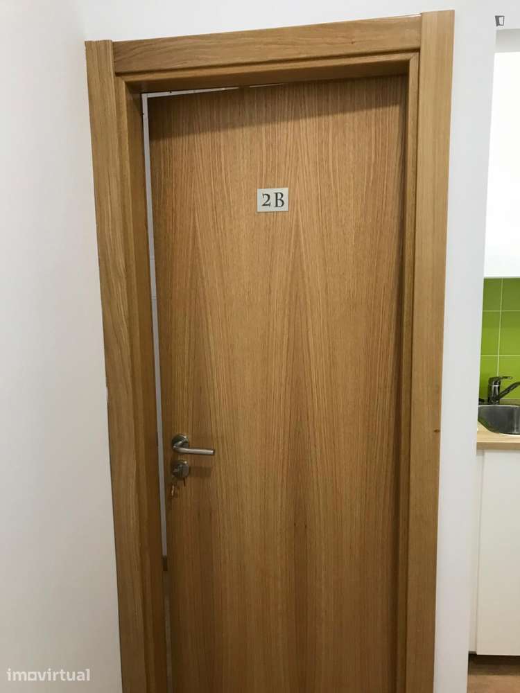 Quarto - localizado em Baixa Coimbra - Grande imagem: 5/11