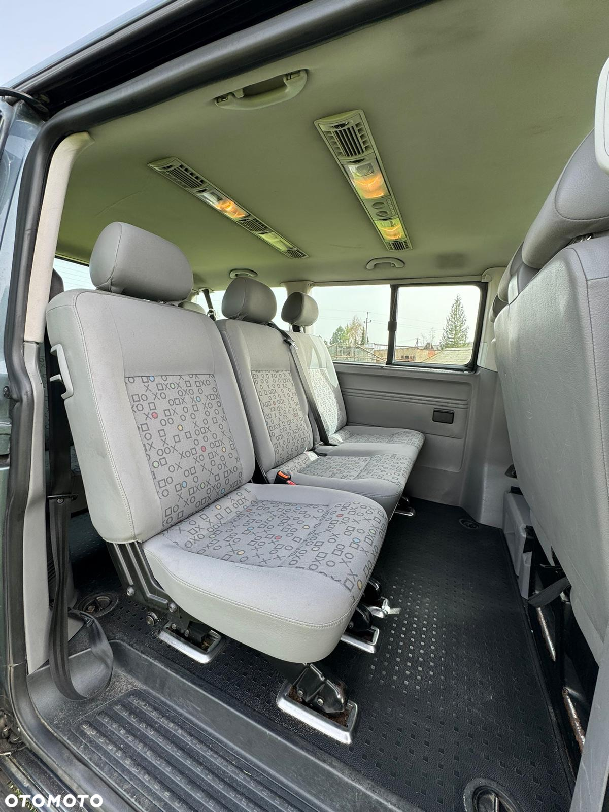 Volkswagen Caravelle - 9