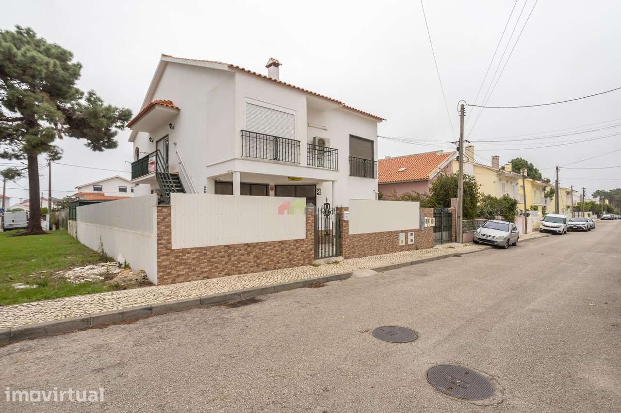 Moradia T3 isolada com comércio, na Quinta do Conde - Grande imagem: 2/56