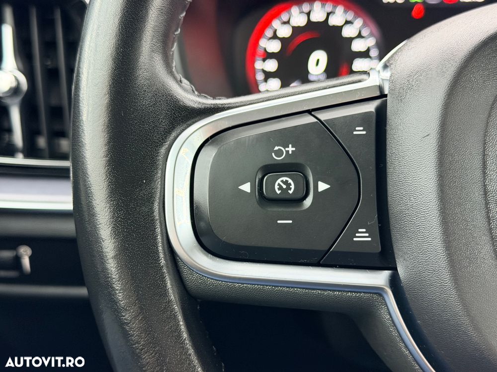 Volvo V60 D3 Momentum Core - 26