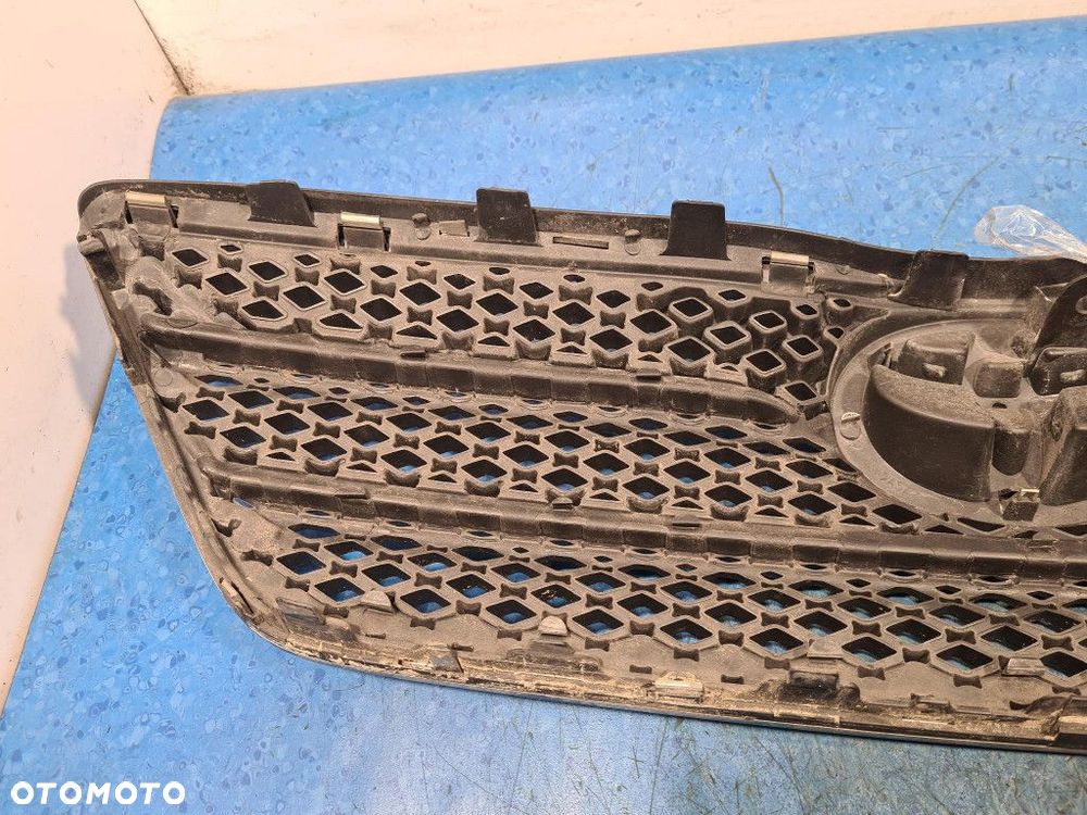 TOYOTA COROLLA  E12 ATRAPA / GRILL - 8