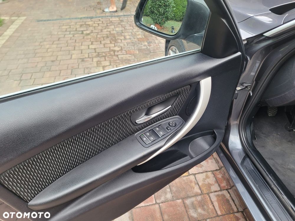 BMW Seria 3 320d Sport Line - 28