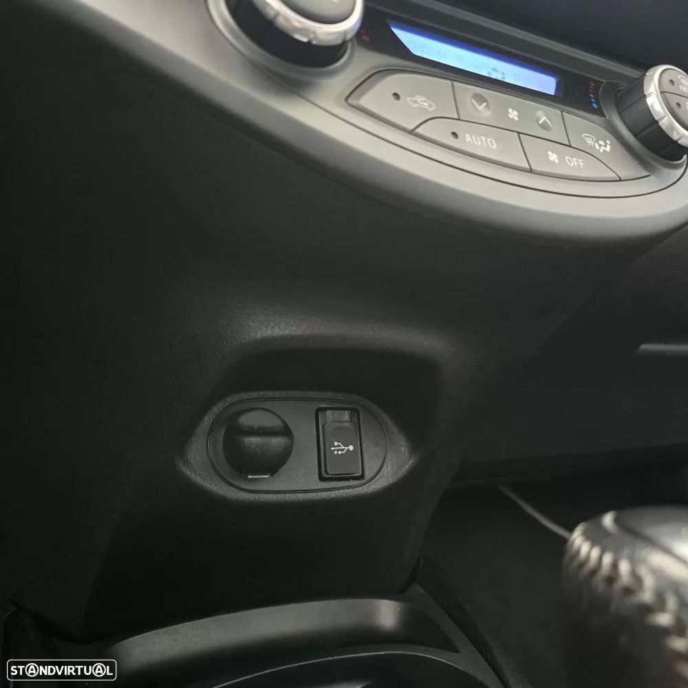 Toyota Yaris 1.5 HSD 20 Anos - 22