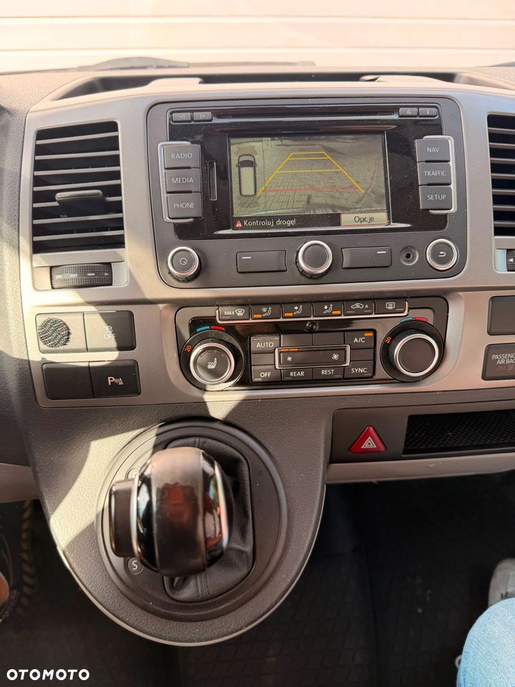 Volkswagen Caravelle - 8