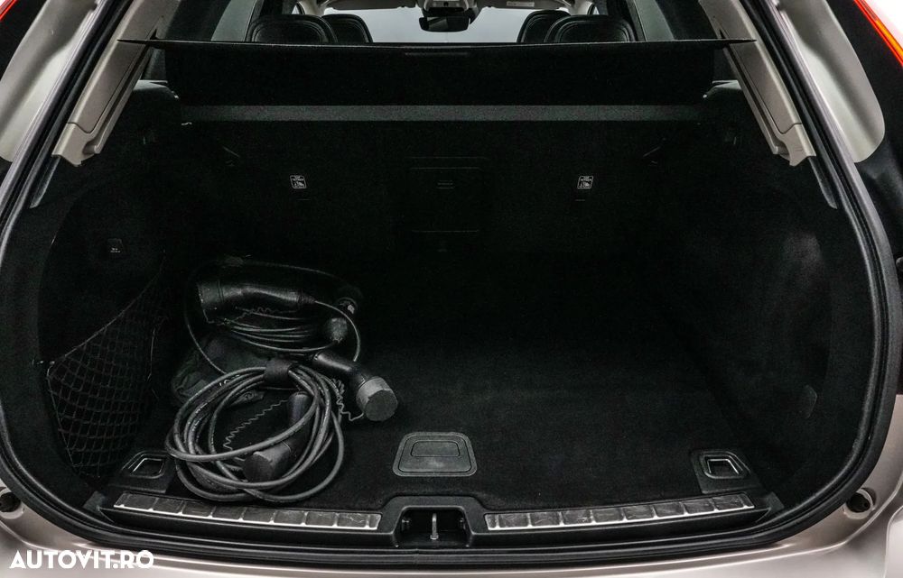 Volvo XC 60 T8 Twin Engine AWD Momentum Pro - 24