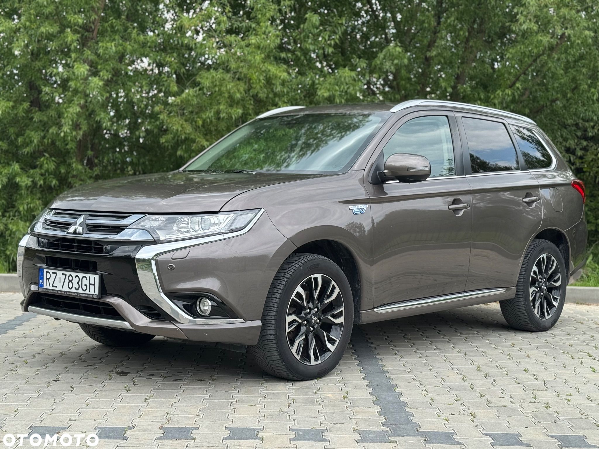 Mitsubishi Outlander 2.0 4WD Plug-In Hybrid - 1