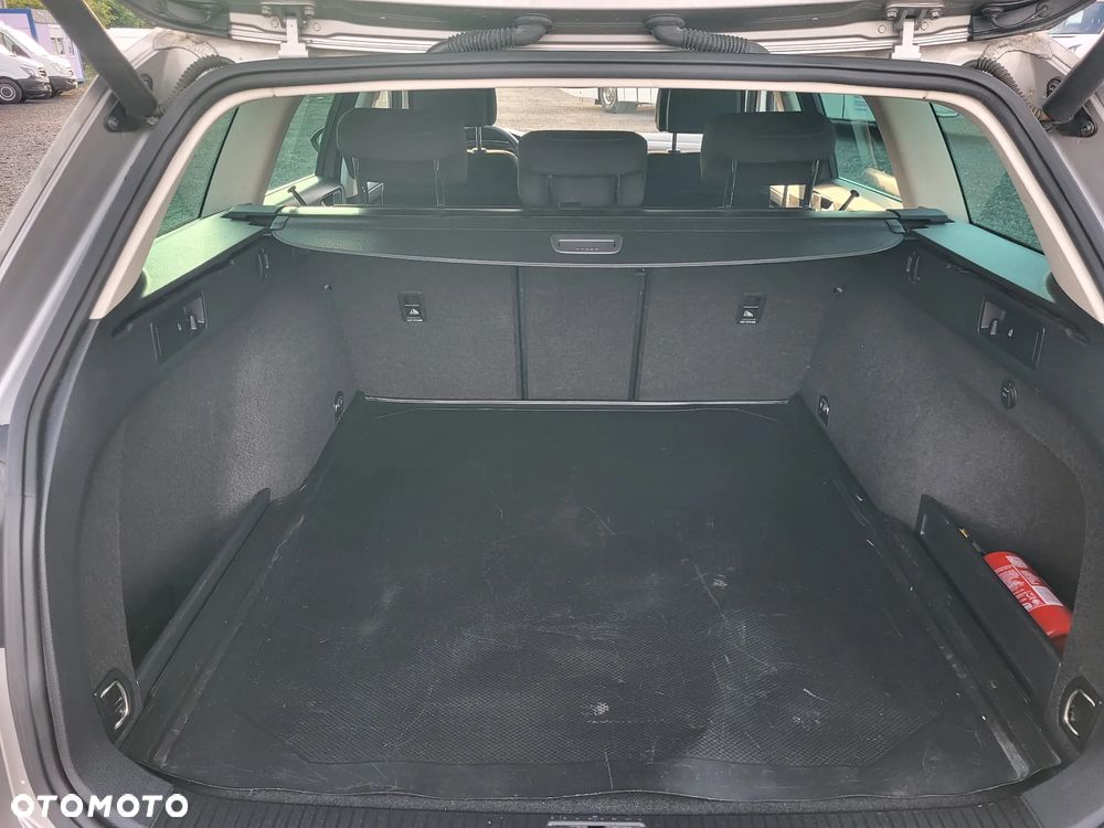 Volkswagen Passat 2.0 TDI SCR Trendline DSG - 12