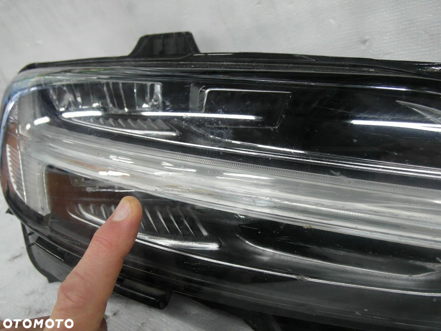 VOLVO V60 II FULL LED LAMPA PRZEDNIA PRAWA RYSA NA SZKLE - 8