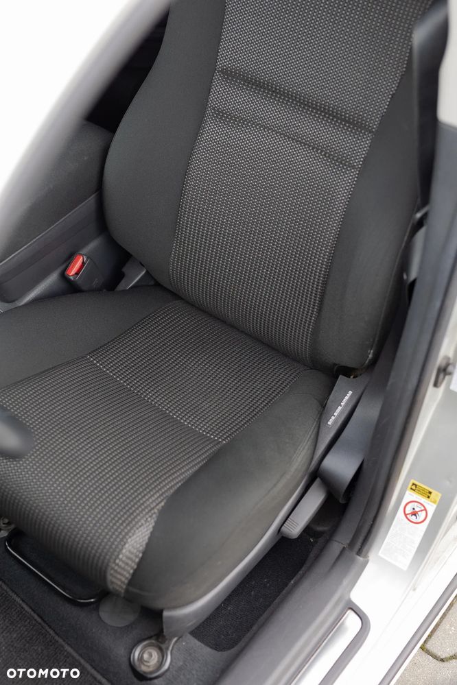 Toyota Avensis 2.0 VVT-i Executive - 27