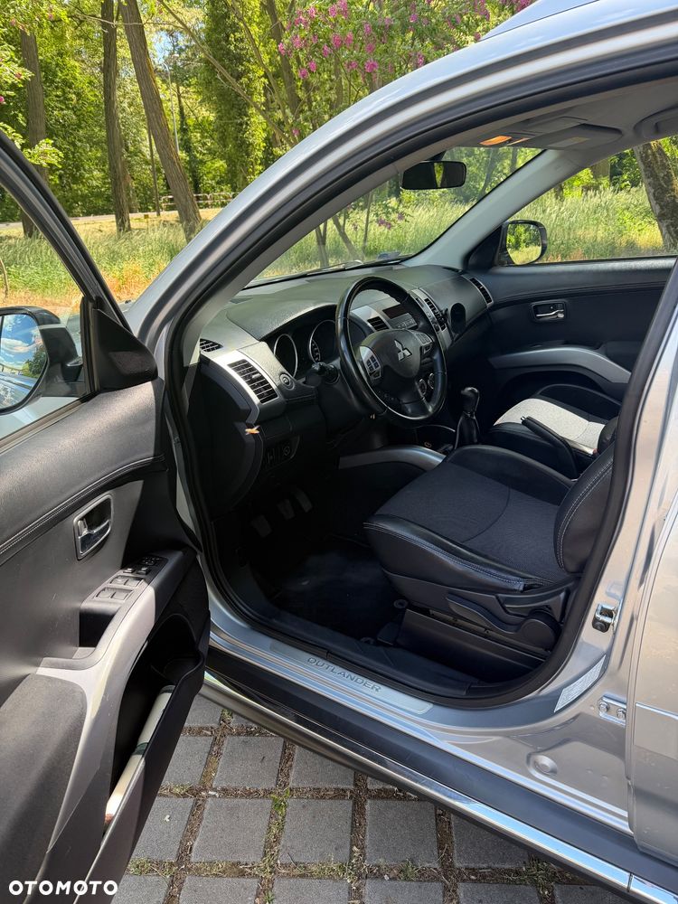 Mitsubishi Outlander - 2